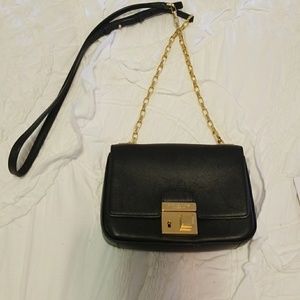 BLACK CROSSBODY COLLECTION